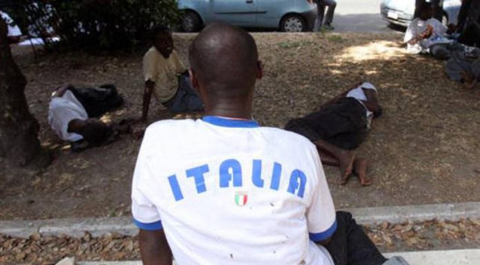 Конте сообщил о снижении числа высадок мигрантов в Италии на 85%