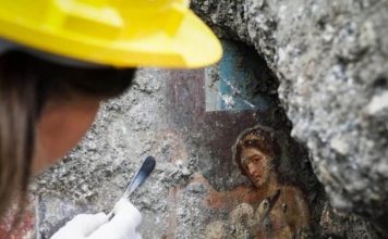 В раскопках Помпеи археологи обнаружили необычную эротическую фреску