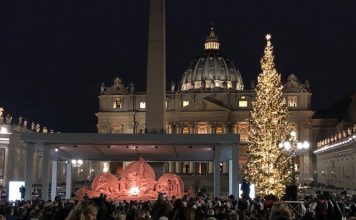 На площади в Ватикане зажгли огни на рождественской ели