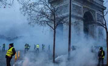 Власти Франции пошли на уступки “желтым жилетам”