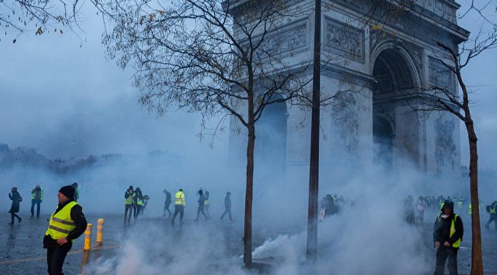 Власти Франции пошли на уступки “желтым жилетам”