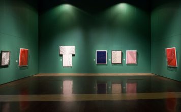 В Эрмитаже открылась выставка итальянского абстракциониста Умберто Мариани — художника, который любит загадочность и складки