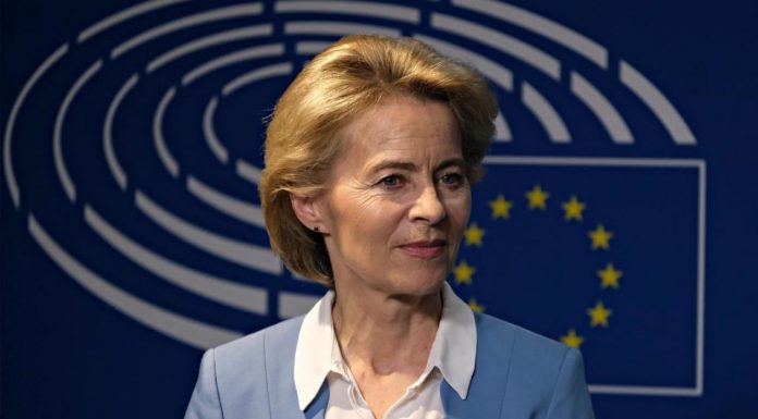 Глава Еврокомиссии выступила против полного запрета на нефть и газ из России