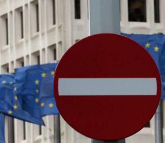 Politico узнало, сколько европейцев предпочли бы диктатуру демократии