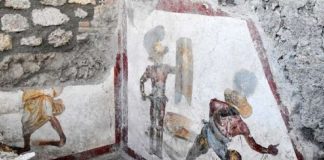 «Жду прощения от богов»: Туристка вернула украденные в Помпеях артефакты