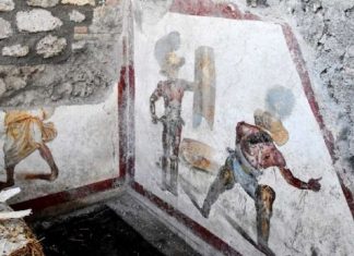 «Жду прощения от богов»: Туристка вернула украденные в Помпеях артефакты