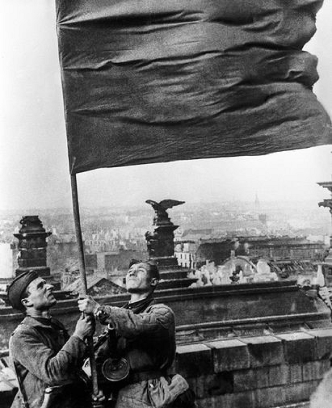 19 мая 1945. Флаг Победы Егоров и Кантария. Кантария и Егоров Рейхстаг. Кантария Мелитон Рейхстагом флаг.