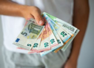 Минимальная зарплата в ЕС выросла в 2024 году на 6,2%