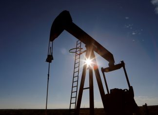 Страны ОПЕК+ решили сократить добычу нефти