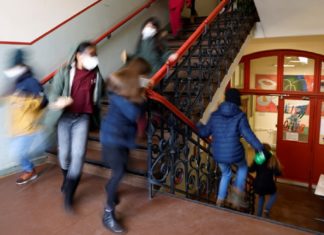 Spiegel: из-за коронавируса мир ждёт «потерянное поколение»