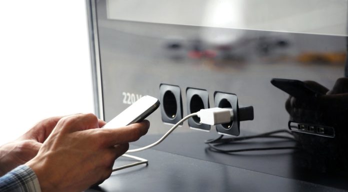 В Евросоюзе хотят внедрить единый стандарт зарядок для смартфонов