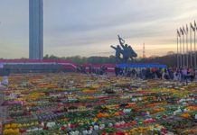 Жители Риги вновь принесли цветы к памятнику Освободителям вместо убранных властями
