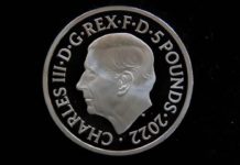 В Великобритании представили первые монеты с изображением Карла III