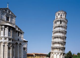 Пизанская башня перестала крениться и стала постепенно выпрямляться