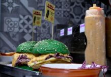 В Италии начали продавать необычные бургеры из сверчковой муки