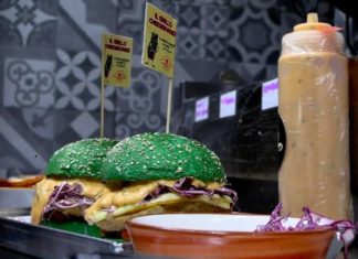 В Италии начали продавать необычные бургеры из сверчковой муки