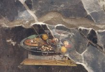 На 2000-летней фреске в Помпеях разглядели “пиццу”