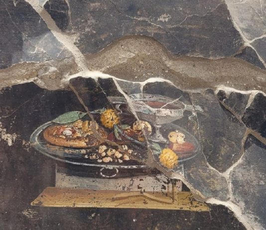 На 2000-летней фреске в Помпеях разглядели “пиццу”