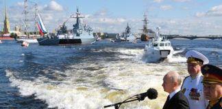 Владимир Путин принял Главный военно-морской парад в День ВМФ России