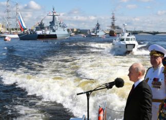Владимир Путин принял Главный военно-морской парад в День ВМФ России