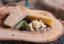 Производители пармезана начали добавлять в сыр съедобные чипы