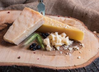 Производители пармезана начали добавлять в сыр съедобные чипы