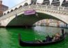 Итальянские экоактивисты окрасили воды Венеции в зеленый