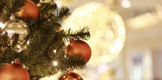 Встречи с родными и украшение ёлки стали любимыми новогодними традициями россиян