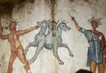 Впервые за 2000 лет люди заглянули в саркофаг из гробницы Цербера