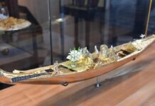 Пять лет кропотливой работы и 1200 бриллиантов: В Венеции на площади Сан-Марко показали самую дорогую гондолу