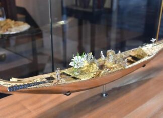 Пять лет кропотливой работы и 1200 бриллиантов: В Венеции на площади Сан-Марко показали самую дорогую гондолу