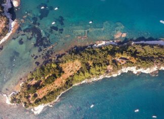 В Неаполе выставлен на продажу крошечный остров с римскими руинами за 5 млн евро