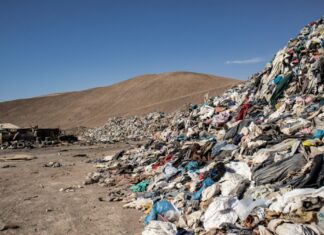 Модная свалка: пустыня Атакама завалена одеждой, которую признали хламом