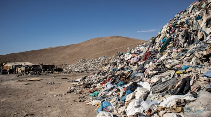 Модная свалка: пустыня Атакама завалена одеждой, которую признали хламом