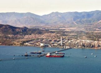 Застрявшую на месяц в Атлантике грязную нефть из Азербайджана сбыли на Сардинию