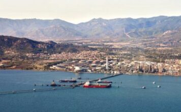 Застрявшую на месяц в Атлантике грязную нефть из Азербайджана сбыли на Сардинию