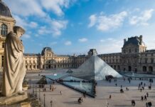 Украсть за семь минут: что известно об ограблении Лувра