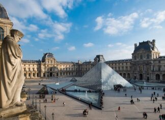 Украсть за семь минут: что известно об ограблении Лувра