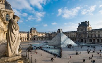 Украсть за семь минут: что известно об ограблении Лувра