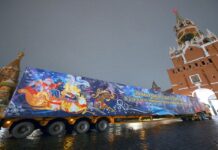 Дед Мороз доставил на Соборную площадь Кремля главную ель страны