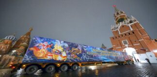 Дед Мороз доставил на Соборную площадь Кремля главную ель страны