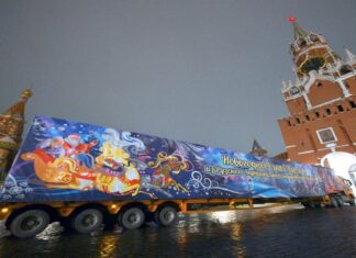 Дед Мороз доставил на Соборную площадь Кремля главную ель страны