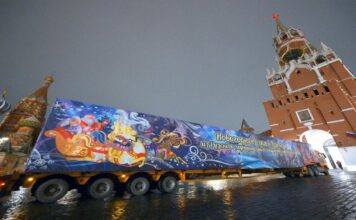 Дед Мороз доставил на Соборную площадь Кремля главную ель страны